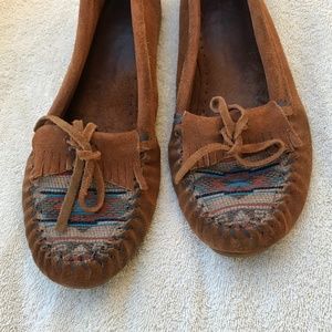Minnetonka kilty mocassins with tribal pattern, 10